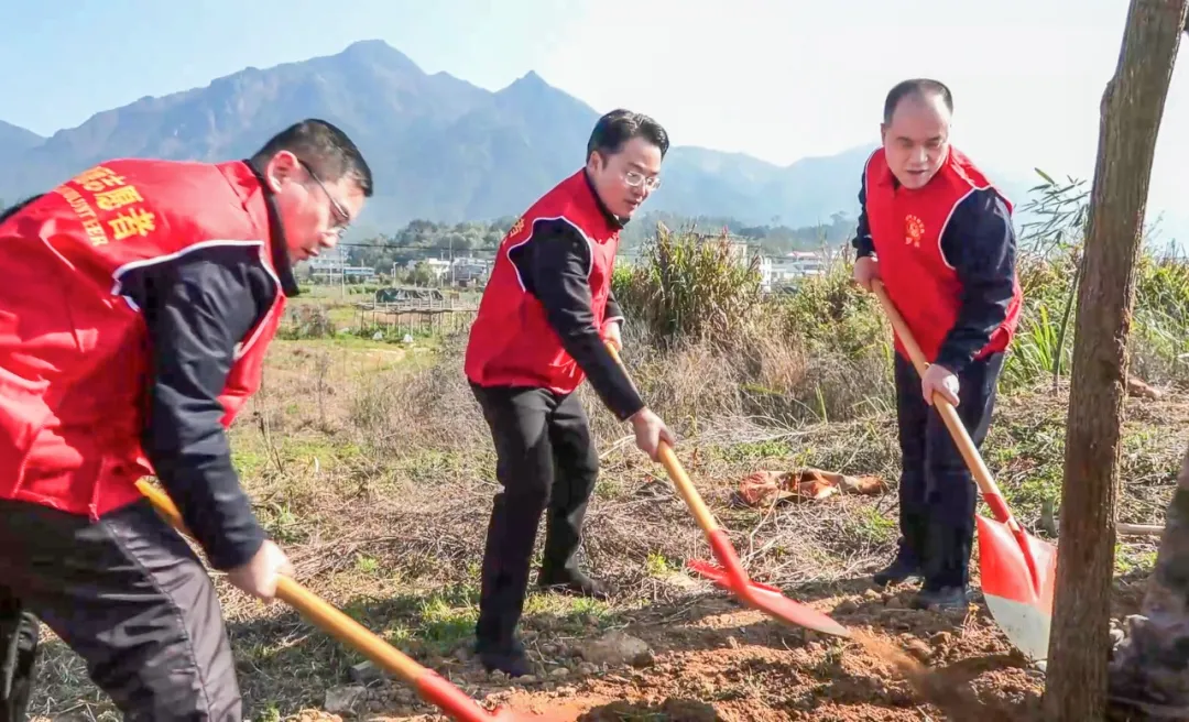 我县组织开展“全民义务植树”暨“护河爱水 清洁家园”活动