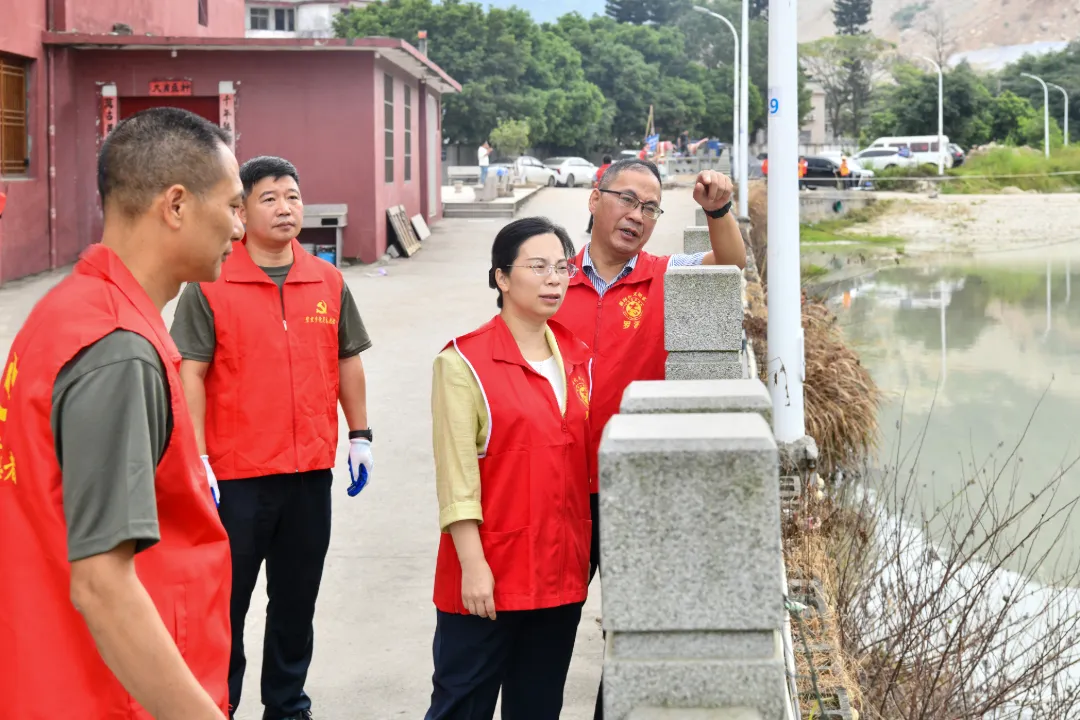 县主要领导参加“护河爱水、清洁家园”活动并开展森林防火安全大检查